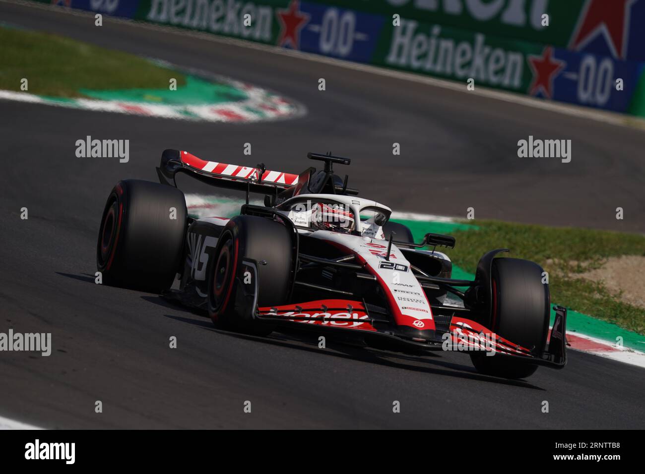 Monza, Italien. September 2023. Kevin Magnussen von Danimark fuhr das MoneyGram Haas F1 Team VF-23 Ferrari während der Formel 1 Pirelli GP d'Italia. Quelle: Alessio Morgese/Alessio Morgese/Emage/Alamy Live News Stockfoto