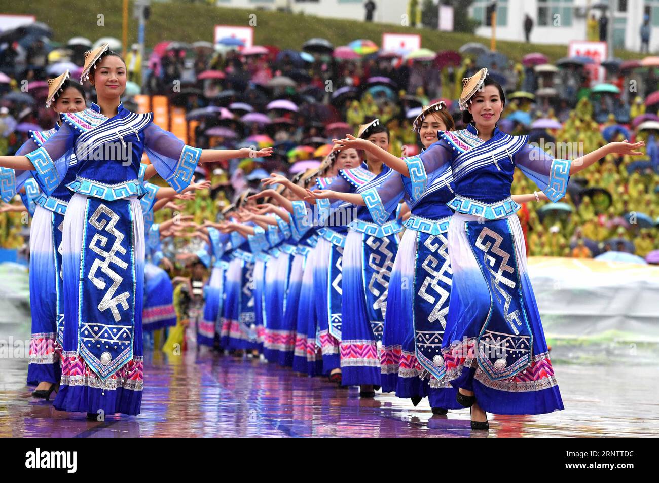 (171118) -- HUANJIANG, 18. November 2017 -- Tänzerinnen treten bei einer Zeremonie auf, um den 30. Jahrestag der Gründung des autonomen Bezirks Huanjiang Maonan, südchinesische autonome Region Guangxi Zhuang, 18. November 2017, zu feiern. ) (Zkr) CHINA-GUANGXI-COUNTY-ANNIVERSARY-CELEBRATION(CN) ZhouxHua PUBLICATIONxNOTxINxCHN Stockfoto