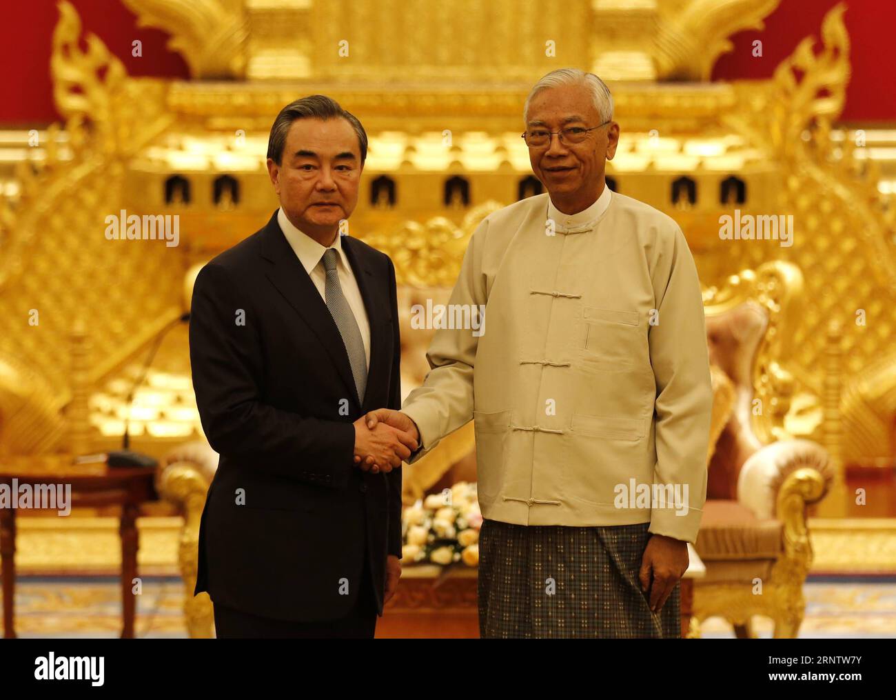 (171120) -- NAY PYI TAW, 20. November 2017 -- der Präsident Myanmars, U Htin Kyaw (R), trifft sich am 19. November 2017 mit dem chinesischen Außenminister Wang Yi in Nay Pyi Taw. U Aung) (zcc) MYANMAR-NAY PYI TAW-CHINESE FM-MEETING yangon PUBLICATIONxNOTxINxCHN Stockfoto