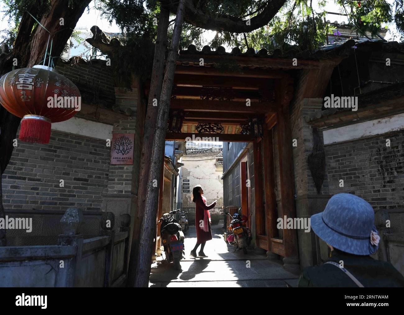 (171120) -- TENGCHONG, 20. November 2017 -- Touristen machen Fotos in der Heshun Township des Tengchong County, Südwestchinas Provinz Yunnan, 19. November 2017. Die Heshun Township liegt in der Provinz West Yunnan und ist eine kleine antike Stadt mit angenehmem Klima und ruhiger Umgebung. So klein es auch ist, die Stadt ist in vielerlei Hinsicht ein charmanter Ort. Es war früher ein wichtiger Halt auf der alten South Silk Road, wo die chinesische Kultur mit der Südostasiens und des Westens zusammenkam. Die Stadt zeigt ein harmonisches Bild von Natur und Menschen mit blühenden cole-Feldern, immergrünen Hügeln und altmodischer Mode Stockfoto