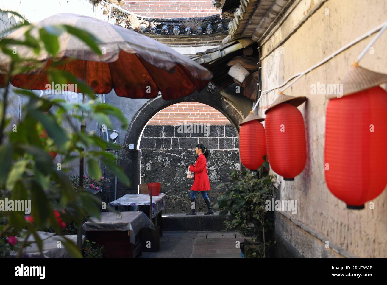 (171120) -- TENGCHONG, 20. November 2017 -- Touristen wandern in der Gemeinde Heshun im Tengchong County, Südwestchinesische Provinz Yunnan, 19. November 2017. Die Heshun Township liegt in der Provinz West Yunnan und ist eine kleine antike Stadt mit angenehmem Klima und ruhiger Umgebung. So klein es auch ist, die Stadt ist in vielerlei Hinsicht ein charmanter Ort. Es war früher ein wichtiger Halt auf der alten South Silk Road, wo die chinesische Kultur mit der Südostasiens und des Westens zusammenkam. Die Stadt zeigt ein harmonisches Bild von Natur und Menschen mit blühenden cole-Feldern, immergrünen Hügeln und altmodischen Wohnstätten Stockfoto
