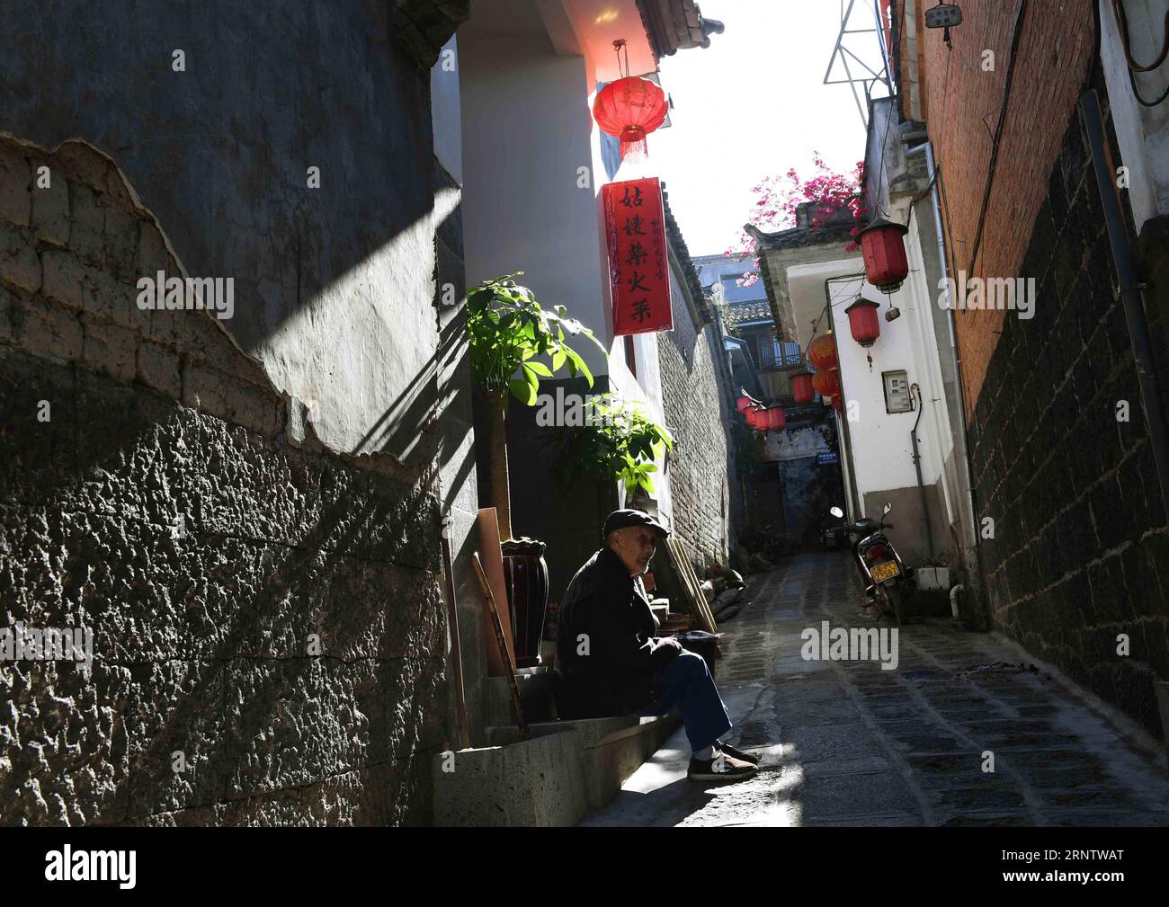 (171120) -- TENGCHONG, 20. November 2017 -- ein Ältester entspannt sich in der Heshun Township des Tengchong County, südwestchinesische Provinz Yunnan, 19. November 2017. Die Heshun Township liegt in der Provinz West Yunnan und ist eine kleine antike Stadt mit angenehmem Klima und ruhiger Umgebung. So klein es auch ist, die Stadt ist in vielerlei Hinsicht ein charmanter Ort. Es war früher ein wichtiger Halt auf der alten South Silk Road, wo die chinesische Kultur mit der Südostasiens und des Westens zusammenkam. Die Stadt zeigt ein harmonisches Bild der Natur und der Menschen mit blühenden cole-Feldern, immergrünen Hügeln und altmodischem Dw Stockfoto
