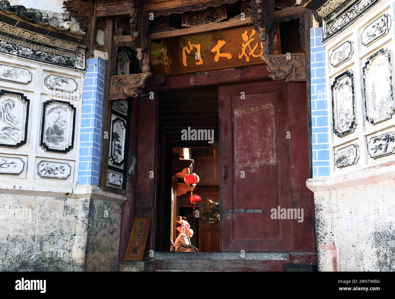 (171120) -- TENGCHONG, 20. Nov. 2017 -- Foto aufgenommen am 19. Nov. 2017 zeigt ein gasthaus in der Gemeinde Heshun im Tengchong County, Provinz Yunnan im Südwesten Chinas. Die Heshun Township liegt in der Provinz West Yunnan und ist eine kleine antike Stadt mit angenehmem Klima und ruhiger Umgebung. So klein es auch ist, die Stadt ist in vielerlei Hinsicht ein charmanter Ort. Es war früher ein wichtiger Halt auf der alten South Silk Road, wo die chinesische Kultur mit der Südostasiens und des Westens zusammenkam. Die Stadt zeigt ein harmonisches Bild von Natur und Menschen mit blühenden cole-Feldern, immergrünen Hügeln und altem fa Stockfoto