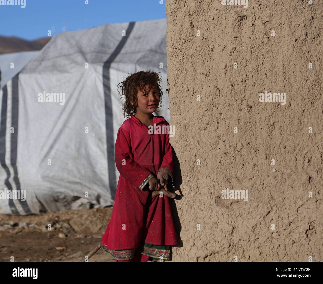 (171120) -- GHAZNI, 20. November -- ein afghanisches Kind steht in einem vertriebenen Lager in der Provinz Ghazni, Afghanistan, 20. November 2017. Ein Bericht der Hilfsmission der Vereinten Nationen in Afghanistan (UNAMA), der im Oktober veröffentlicht wurde, ergab, dass der anhaltende Konflikt in Afghanistan in den ersten drei Quartalen des Jahres 2.480 KINDEROPFER gefordert hat, darunter 689 Todesopfer und 1.791 Verletzte.)(rh) AFGHANISTAN-GHAZNI-WORLD CHILDREN S DAY SayedxMominzadah PUBLICATIONxNOTxINxCHN Stockfoto