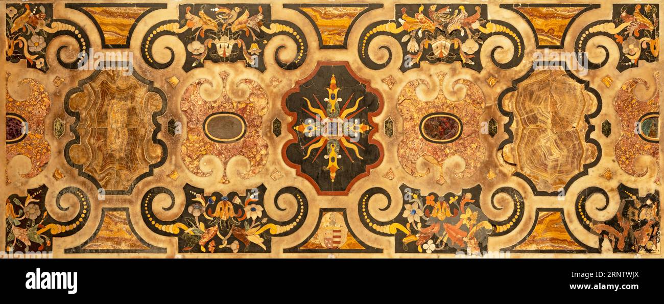 NEAPEL, ITALIEN - 20. APRIL 2023: Das Steinmosaik (Pietra dura) auf dem Seitenaltar der Kirche Basilica santuario di Santa Maria del Carmine Maggiore. Stockfoto