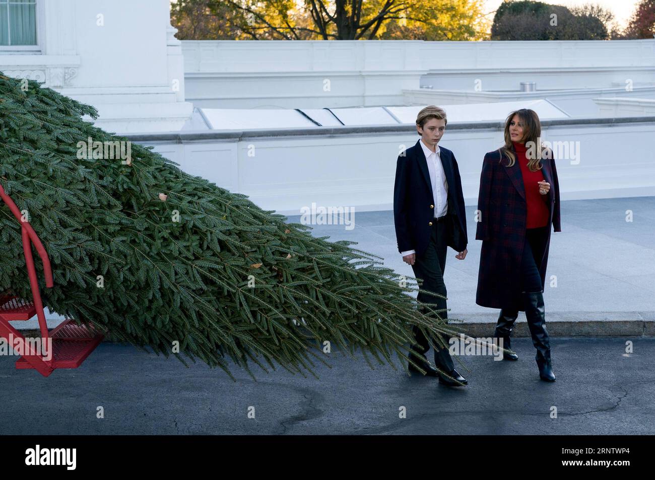 (171121) -- WASHINGTON D.C., 21. November 2017 -- die US-First Lady Melania Trump und ihr Sohn Barron Trump erhalten den offiziellen Weißen Haus-Weihnachtsbaum im Nordportiko des Weißen Hauses in Washington D.C. 20. November 2017. ) (zcc) U.S.-WASHINGTON D.C.-CHRISTMAS TREE-FIRST LADY ShenxTing PUBLICATIONxNOTxINxCHN Stockfoto