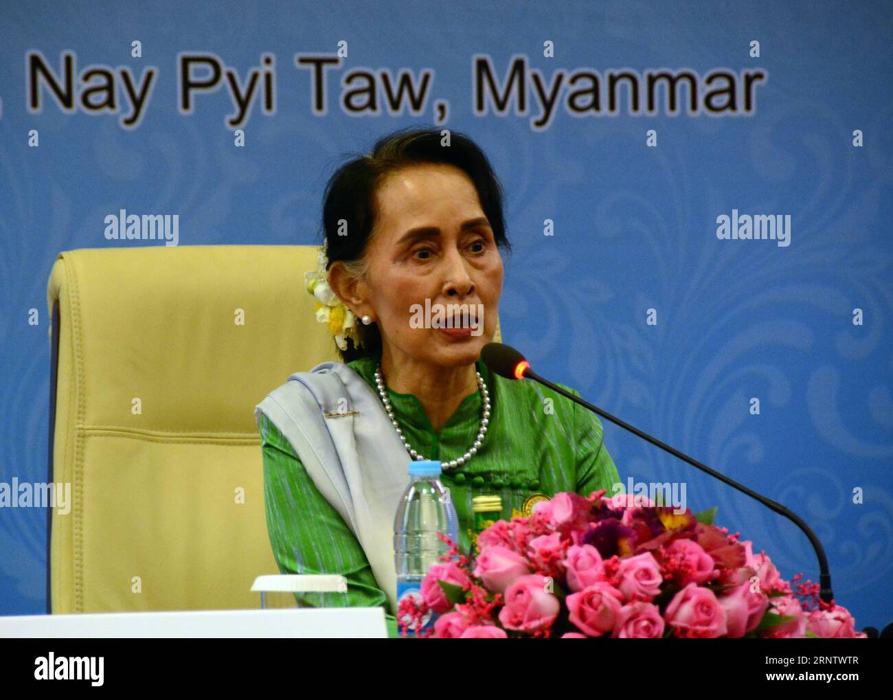 (171121) -- NAY PYI TAW, 21. November 2017 -- die Staatsrätin und Außenministerin Myanmars, Aung San Suu Kyi, nimmt an einer Pressekonferenz während des 13. Asien-Europa-Treffens (ASEM) der Außenminister am 21. November 2017 in Nay Pyi Taw, Myanmar, Teil. Myanmar's Ministry of Information) (yy) MYANMAR-NAY PYI TAW-ASEM-PRESSBEREICH yangon PUBLICATIONxNOTxINxCHN Stockfoto