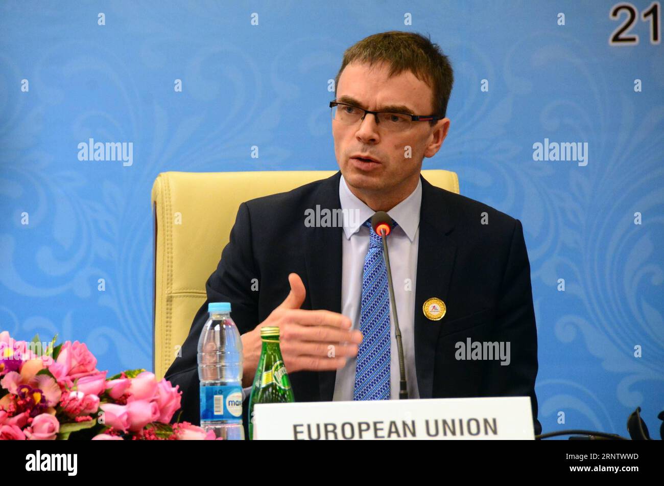 (171121) -- NAY PYI TAW, 21. November 2017 -- der Estnische Außenminister und ein Vertreter der EU Sven Mikser sprechen während einer Pressekonferenz während des 13. Asien-Europa-Treffens (ASEM) der Außenminister am 21. November 2017 in Nay Pyi Taw, Myanmar. Myanmar's Ministry of Information) (yy) MYANMAR-NAY PYI TAW-ASEM-PRESSBEREICH yangon PUBLICATIONxNOTxINxCHN Stockfoto