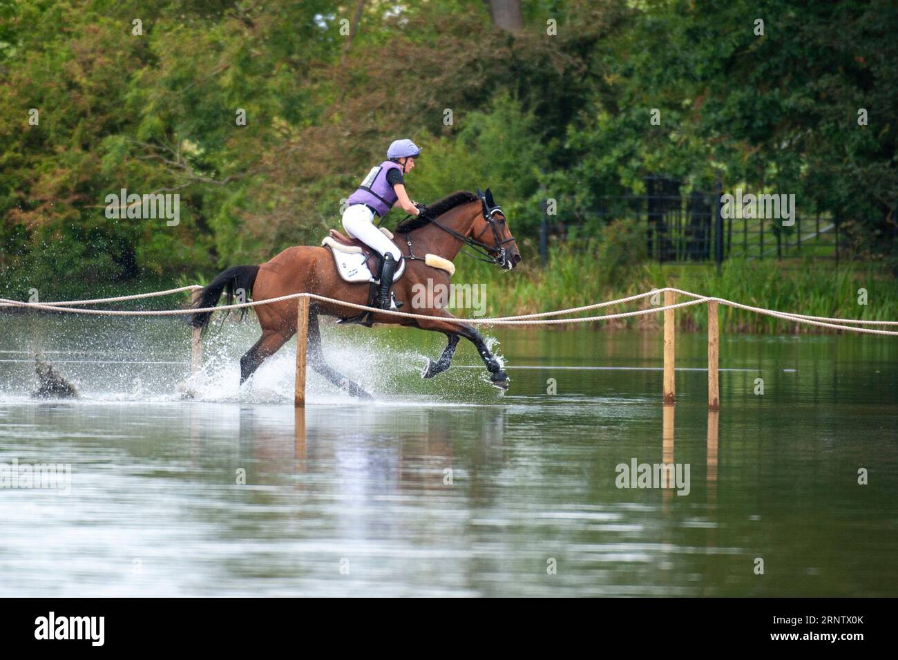 Stamford, Großbritannien. September 2023. Emily King Riding Valmy Biats, die Großbritannien während der Cross Country Phase am 3. Tag der Defender Burghley Horse Trials 2023 auf dem Gelände von Burghley House in Stamford, Lincolnshire, England, Vereinigtes Königreich repräsentierten. Quelle: Jonathan Clarke/Alamy Live News Stockfoto