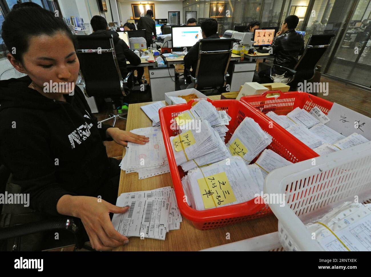 (171122) -- JIANDE, 22. November 2017 -- Ein Mitarbeiter eines E-Commerce-Unternehmens sortiert Lieferdokumente in einem Industriepark in Jiande in der ostchinesischen Provinz Zhejiang, 21. November 2017. Statistiken zufolge erzielte Zhejiang in den ersten 10 Monaten des Jahres 2017 einen Online-Einzelhandel von insgesamt 1.003,35 Milliarden Yuan (151,66 Milliarden USD), was einem Wachstum von 32,5 Prozent gegenüber dem Vorjahr entspricht. ) LB) CHINA-ZHEJIANG-JIANDE-E-COMMERCE (CN) TanxJin PUBLICATIONxNOTxINxCHN Stockfoto