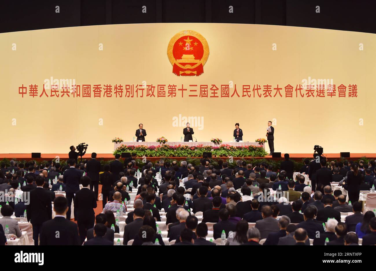 (171122) -- HONGKONG, 22. November 2017 -- stellvertretender Vorsitzender und Generalsekretär des Ständigen Ausschusses des Nationalen Volkskongresses (NPC) Wang Chen führt den Vorsitz über die erste Plenartagung der Konferenz zur Wahl der Abgeordneten der Sonderverwaltungsregion Hongkong (HKSAR) zum 13. NPC in Hongkong, Südchina, 22. November 2017. Auf der Plenartagung, an der 1.462 Mitglieder der Wahlkonferenz teilnahmen, wurde ein 19-köpfiges Präsidium gewählt, das den Vorsitz über die künftigen Sitzungen der Wahlkonferenz führen wird. )(mcg) CHINA-HONG KONG-NPC-ELECTION (CN) WangxXi PUBLICATIONxNOTxINxCHN Stockfoto