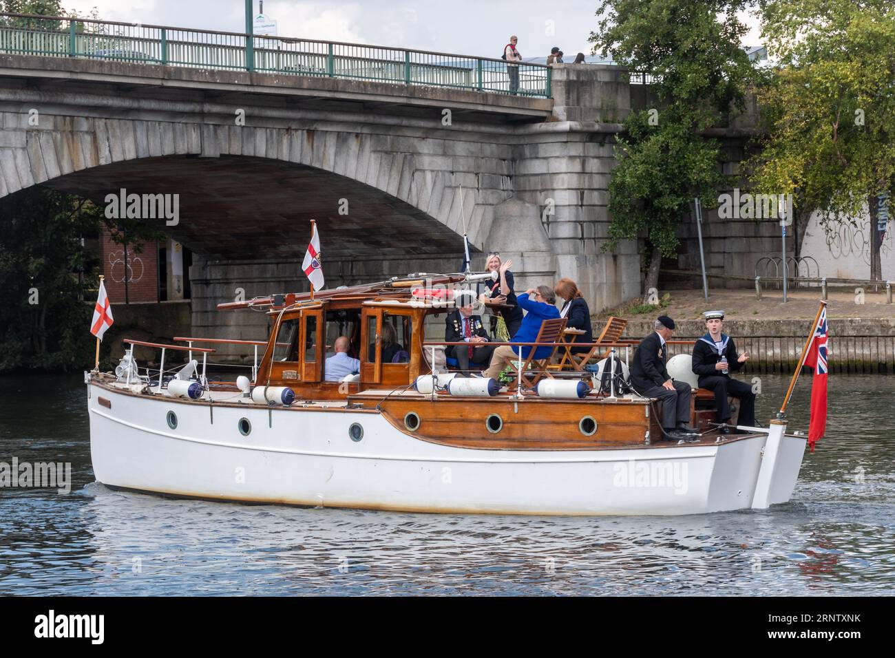 River Thames, Staines, Surrey, England, Vereinigtes Königreich, September 2023. Die 28. Jährliche Veteranenfahrt fand heute statt. Die Veranstaltung wird von der Association of Dunkirk Little Ships (ADLS) organisiert und begrüßt einige der letzten Veteranen der Operation Dynamo, Normandie Veterans, Chelsea Pensioners, Far East Prisoners of war, Ladies, die während des Zweiten Weltkriegs in den WRENS dienten, und Küstenstreitkräfte Veterans. Die Flotte verließ Penton Hook Marina in Chertsey, fuhr nach Staines-upon-Thames, drehte sich um und ging zurück. Abgebildet: Passagiere an Bord der Papillon Motoryacht, die am 2. Juni 1940 nach Dünkirchen fuhr. Stockfoto