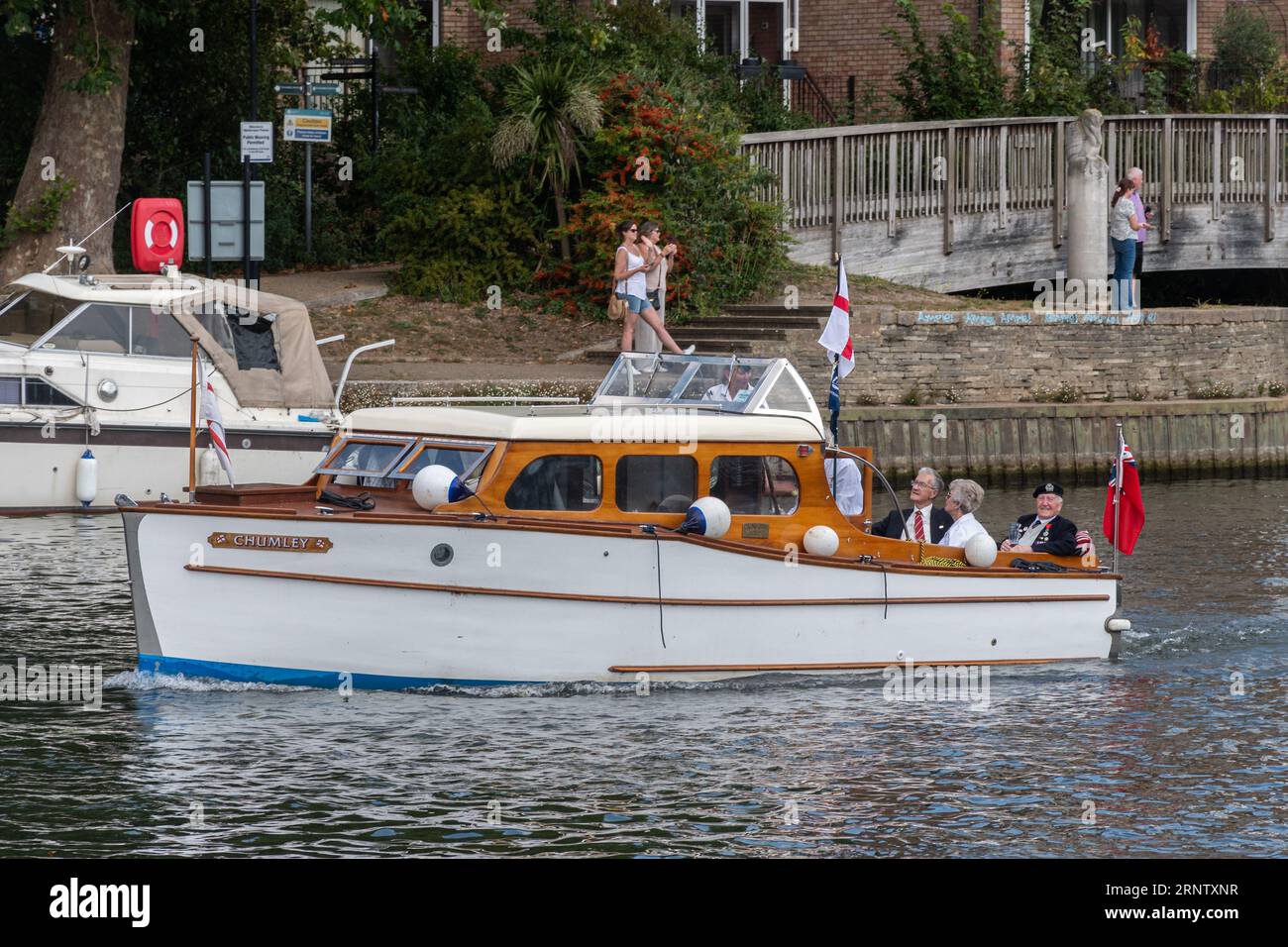 River Thames, Staines, Surrey, England, Vereinigtes Königreich, September 2023. Die 28. Jährliche Veterans Cruise fand am Wochenende statt. Die Veranstaltung wird von der Association of Dunkirk Little Ships (ADLS) organisiert und begrüßt einige der letzten Veteranen der Operation Dynamo, Normandie Veterans, Chelsea Pensioners, Far East Prisoners of war, Ladies, die während des Zweiten Weltkriegs in den WRENS dienten, und Küstenstreitkräfte Veterans. Die Flotte verließ Penton Hook Marina in Chertsey, fuhr nach Staines-upon-Thames, drehte sich um und ging zurück. Abgebildet: Die Chumley Stockfoto