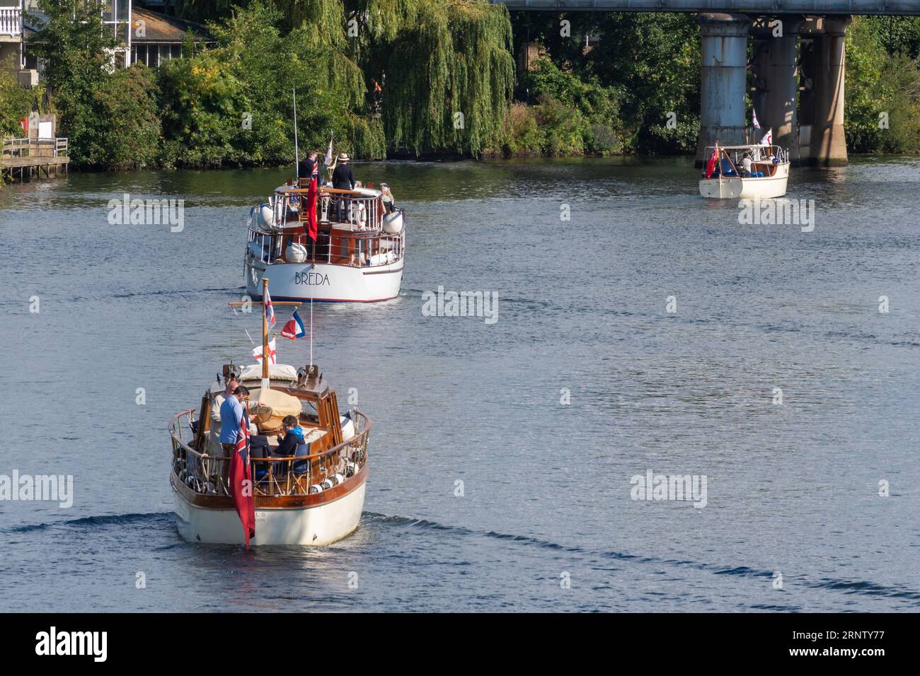 River Thames, Staines, Surrey, England, Vereinigtes Königreich, September 2023. Die 28. Jährliche Veterans Cruise fand am Wochenende statt. Die Veranstaltung wird von der Association of Dunkirk Little Ships (ADLS) organisiert und begrüßt einige der letzten Veteranen der Operation Dynamo, Normandie Veterans, Chelsea Pensioners, Far East Prisoners of war, Ladies, die während des Zweiten Weltkriegs in den WRENS dienten, und Küstenstreitkräfte Veterans. Die Flotte verließ Penton Hook Marina in Chertsey, fuhr nach Staines-upon-Thames, drehte sich um und ging zurück. Stockfoto