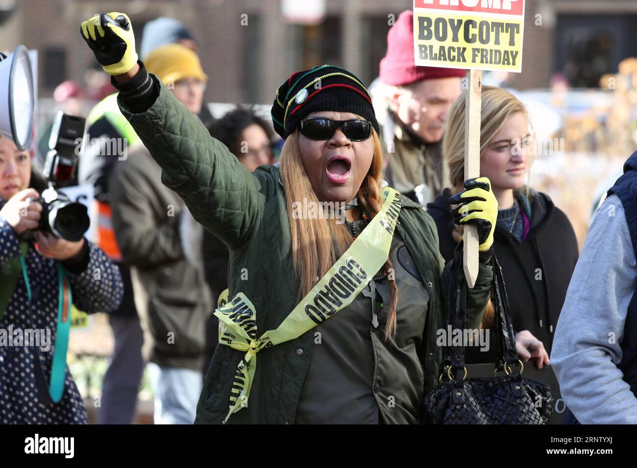 (171125) -- CHICAGO, 25. November 2017 -- ein Aktivist nimmt an einem Protest in Chicago, USA, am 24. November 2017 Teil. Mehrere Dutzend Aktivisten veranstalteten zum dritten Mal in Folge einen Black Friday-Protest und boykottierten Geschäfte in Chicagos belebtester Straße, um Gerechtigkeit für Minderheiten von Polizeifehlverhalten zu fordern. ) (whw) U.S.-CHICAGO-PROTSET WangxPing PUBLICATIONxNOTxINxCHN Stockfoto