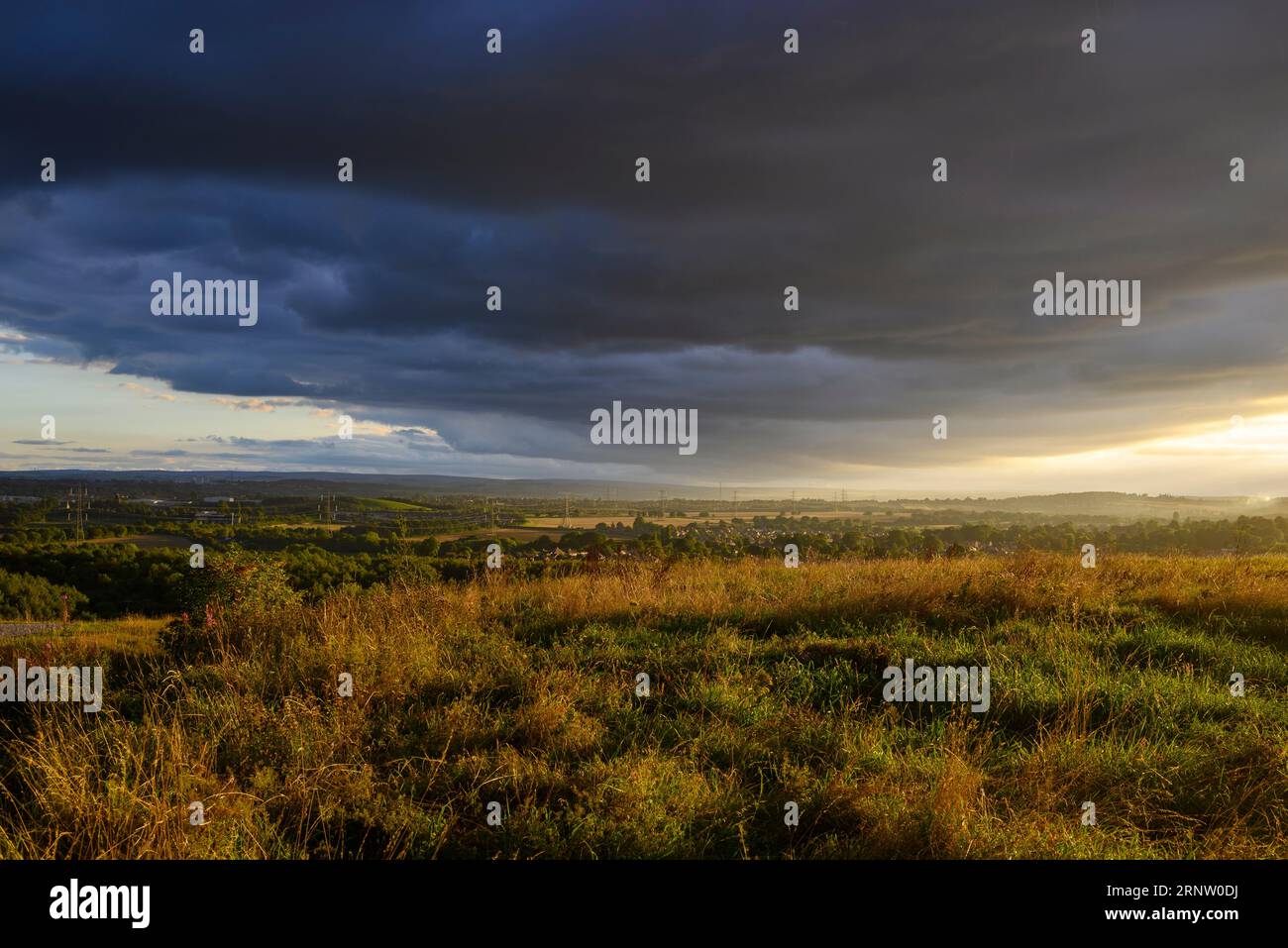 South Yorkshire Landschaft im Abendlicht mit dunkler Wolke im August, UK Stockfoto