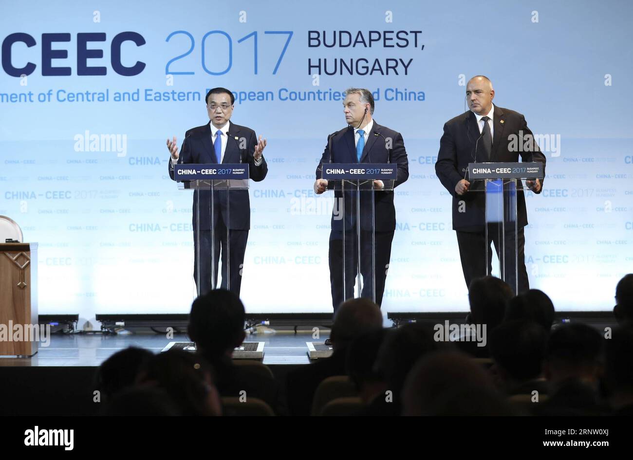 (171127) -- BUDAPEST, 27. November 2017 -- der chinesische Ministerpräsident Li Keqiang (L) trifft die Presse nach dem sechsten Treffen der Regierungschefs Chinas und 16 Mittel- und osteuropäischer Länder in Budapest (Ungarn) am 27. November 2017 mit dem ungarischen Premierminister Viktor Orban (C) und dem bulgarischen Premierminister Boyko Borisov. Bulgarien wird die nächste 16+1 LEADER-Tagung im Jahr 2018 ausrichten. ) (zhs) HUNGARY-BUDAPEST-CHINA-CEEC-LI KEQIANG-PRESS XiexHuanchi PUBLICATIONxNOTxINxCHN Stockfoto