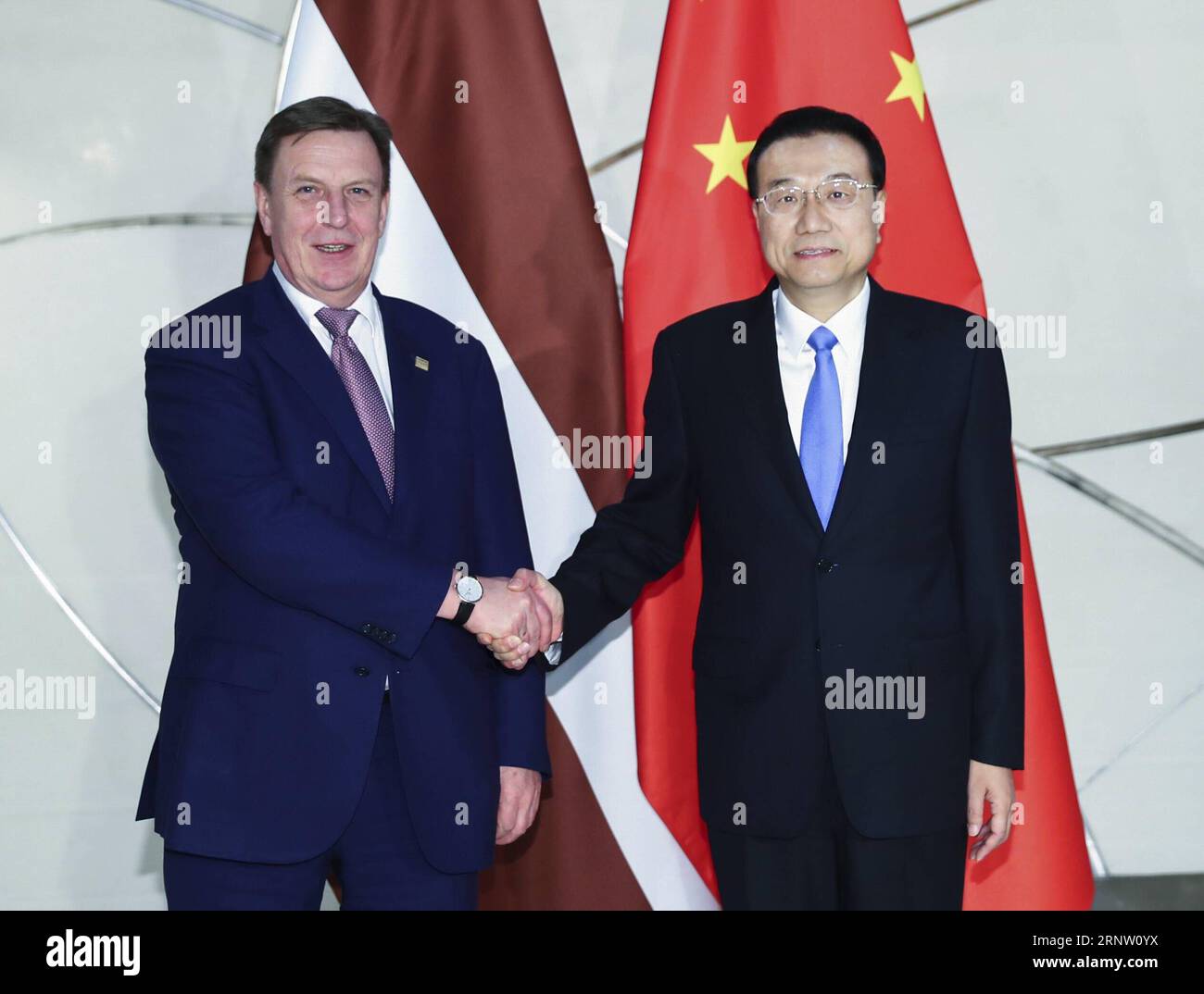 (171127) -- BUDAPEST, 27. November 2017 -- der chinesische Ministerpräsident Li Keqiang (R) trifft sich mit dem lettischen Premierminister Maris Kucinskis in Budapest, Ungarn, 27. November 2017. ) (Ry) UNGARN-BUDAPEST-CHINA-LI KEQIANG-MEETING XiexHuanchi PUBLICATIONxNOTxINxCHN Stockfoto