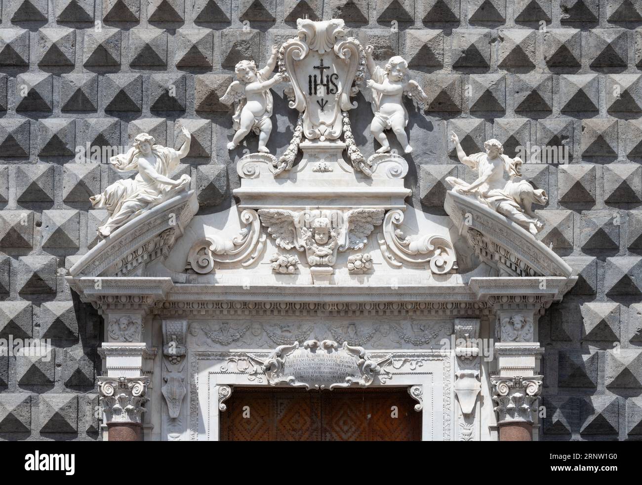 NEAPEL, ITALIEN - 24. APRIL 2023: Das barocke Portal der Kirche Chiesa del Gesu Nuovo mit dem Jesuitensymbol. Stockfoto