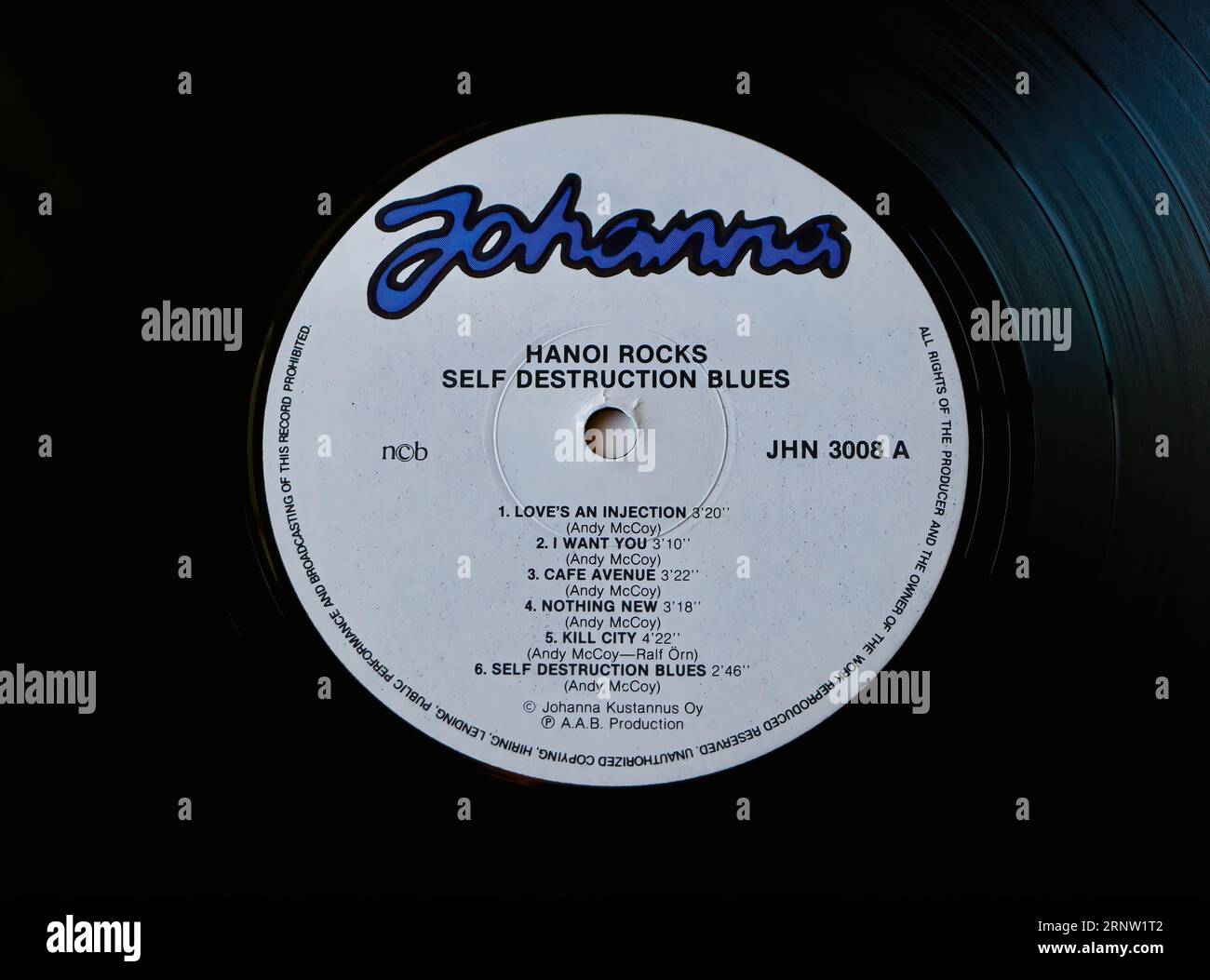Foto Nahaufnahme eines Zentrums-Labels auf einem Original-Pressing der LP-Vinyl-Disc Self Destruction Blues aus dem Jahr 1982 der finnischen Glam-Rock-Band Hanoi Rocks Stockfoto