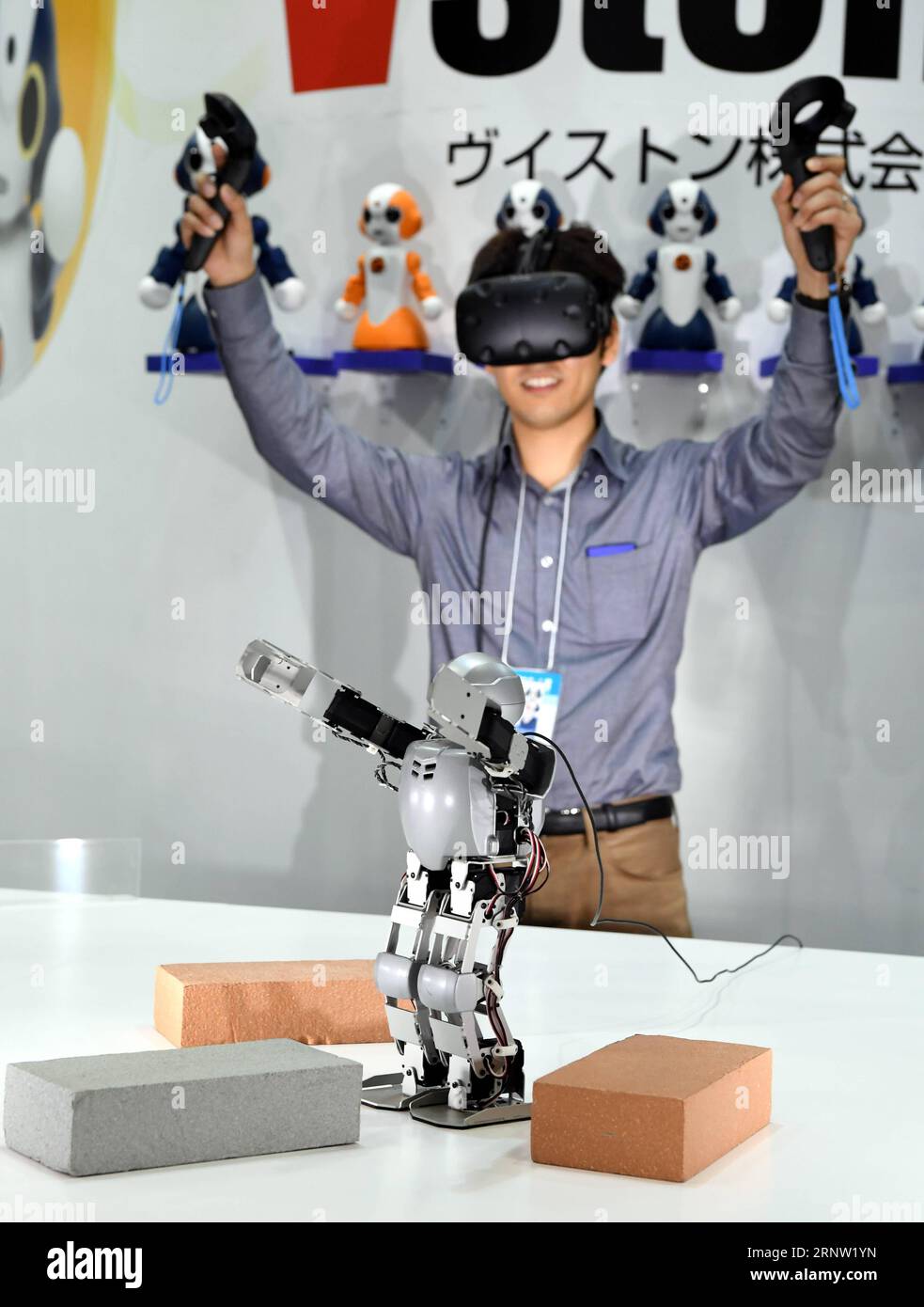 (171129) -- TOKIO, 29. November 2017 -- A man Operated A robot at the International Robot Exhibition 2017 in Tokyo, Japan, 29. November 2017. Die Internationale Roboterausstellung 2017 wurde am Mittwoch in Tokio eröffnet. (Djj) JAPAN-TOKIO-ROBOTER MaxPing PUBLICATIONxNOTxINxCHN Stockfoto