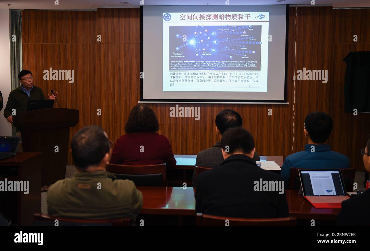 (171130) -- NANJING, 30. November 2017 -- Chang Jin, leitender Wissenschaftler von Chinas Dark Matter Particle Explorer (DAMPE) und stellvertretender Direktor des Purple Mountain Observatory der Chinesischen Akademie der Wissenschaften (CAS), spricht auf einer Reportveranstaltung über die Leistung des Satelliten in Nanjing, der Hauptstadt der ostchinesischen Provinz Jiangsu, am 30. November 2017. Der Satellit, auch Wukong oder Monkey King genannt, hat mehr als 3,5 Milliarden kosmische Strahlungspartikel mit der höchsten Energie von bis zu 100 Tera-Elektronen-Volt (TeV, was einer Billionenfachen Energie des sichtbaren Lichts entspricht), einschließlich 20 Millionen e, gemessen Stockfoto