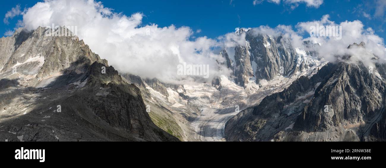Das Panorama des Grand Jorasses Massivs und des Glacier de Leschaux bei Sonnenuntergang. Stockfoto