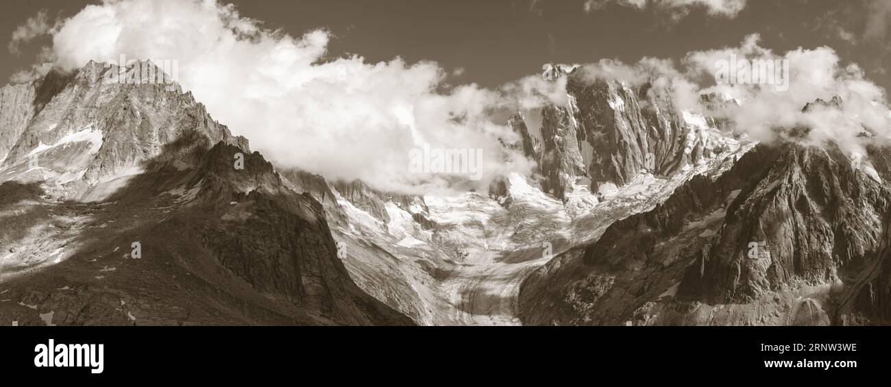 Das Panorama des Grand Jorasses Massivs und des Glacier de Leschaux bei Sonnenuntergang. Stockfoto