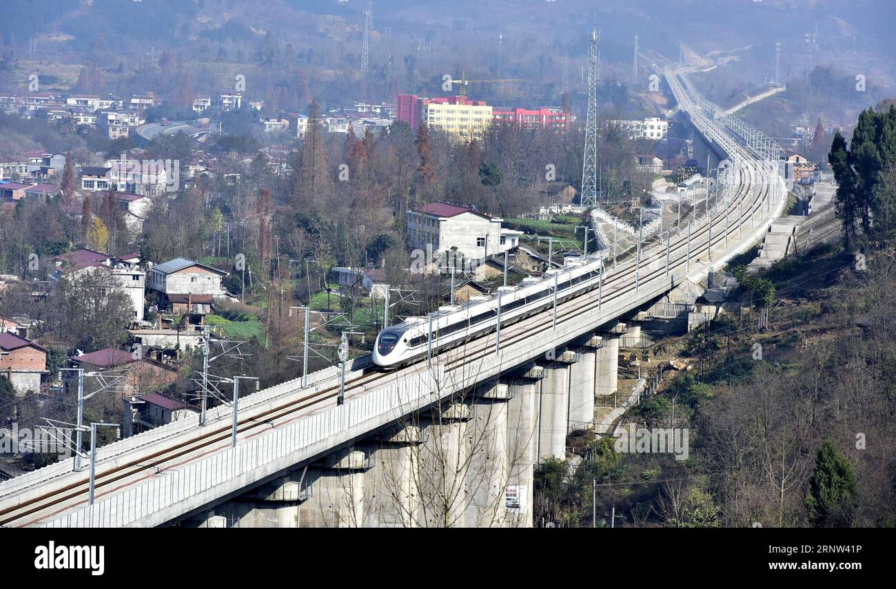(171203) -- PEKING, 3. Dezember 2017 -- Ein Hochgeschwindigkeitszug fährt auf der Xi an-Chengdu Personenbahn während einer Probefahrt in Hanzhong, nordwestchinesisches Shaanxi, 30. November 2017. Die 643 km lange Strecke ist Chinas erste Eisenbahnstrecke, die durch die Qinling Mountains führt. Mit einer geplanten Geschwindigkeit von 250 km/h verkürzt sich die Reisezeit zwischen den beiden Städten gegenüber den letzten 16 Stunden. ) XINHUA FOTO WÖCHENTLICHE AUSWAHL LixDehua PUBLICATIONxNOTxINxCHN Stockfoto