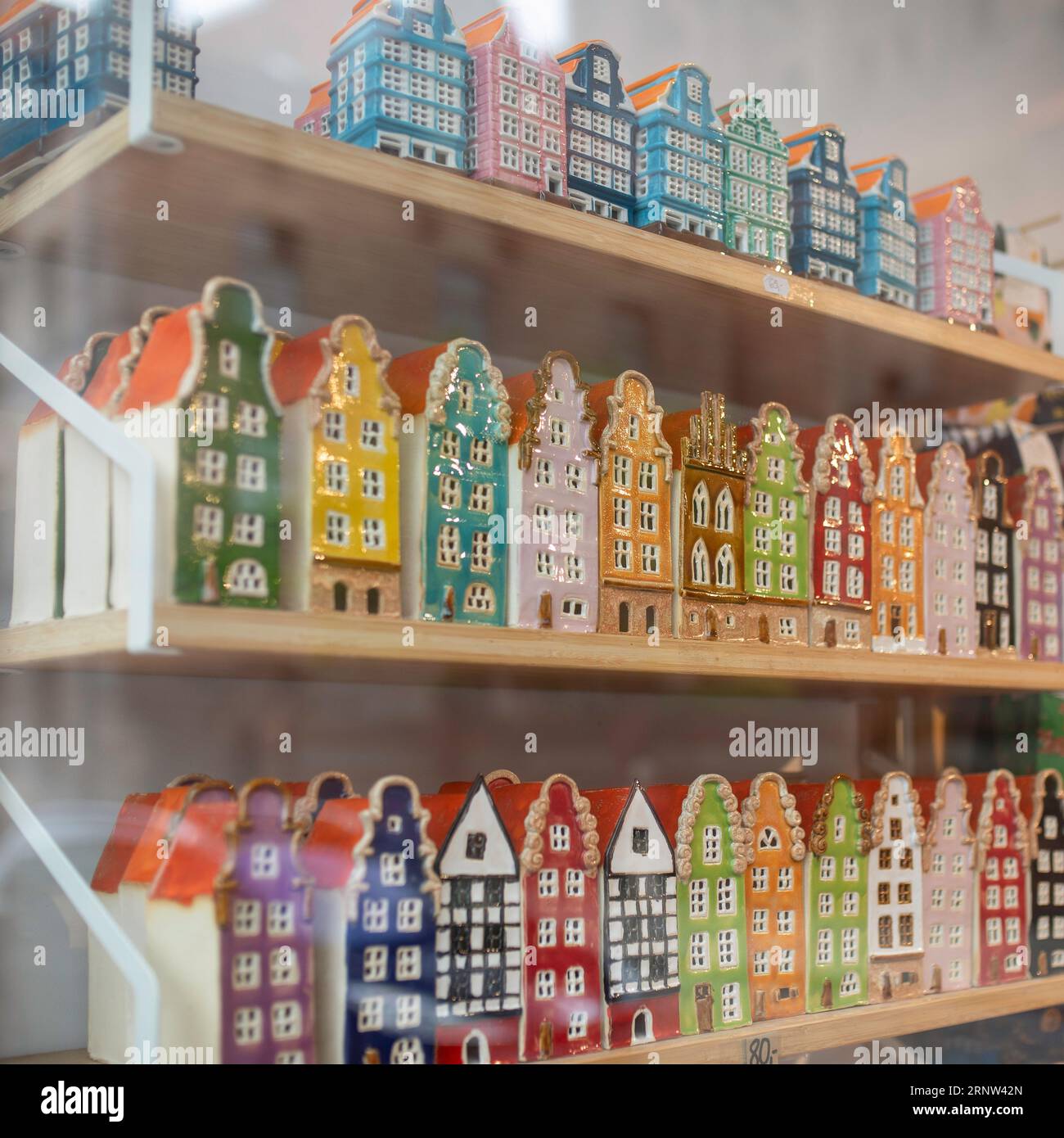 Danzig, Souvenirs der Stadt, Töpferwaren, durch ein Schaufenster, Fensterscheibe. Stockfoto