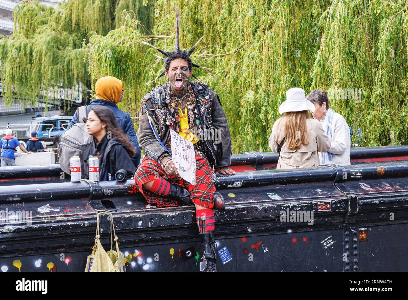 London, Großbritannien - 17. Mai 2023: Der Mann der Punk-Subkultur und eine vielfältige und weithin bekannte Vielfalt an Ideologien, Mode und anderen Ausdrucksformen, visuell Stockfoto