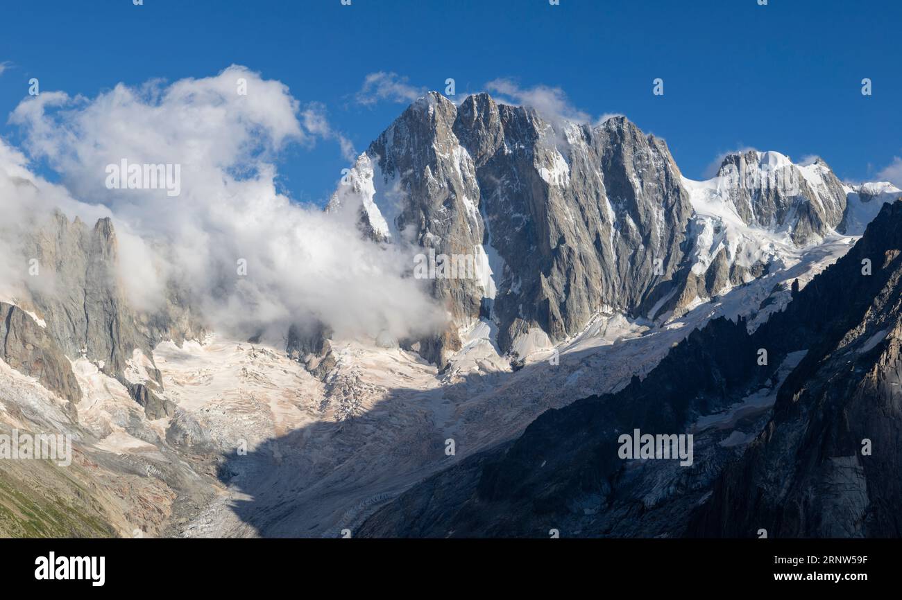 Das Grand Jorasses-Massiv und der Glacier de Leschaux im Abendlicht. Stockfoto