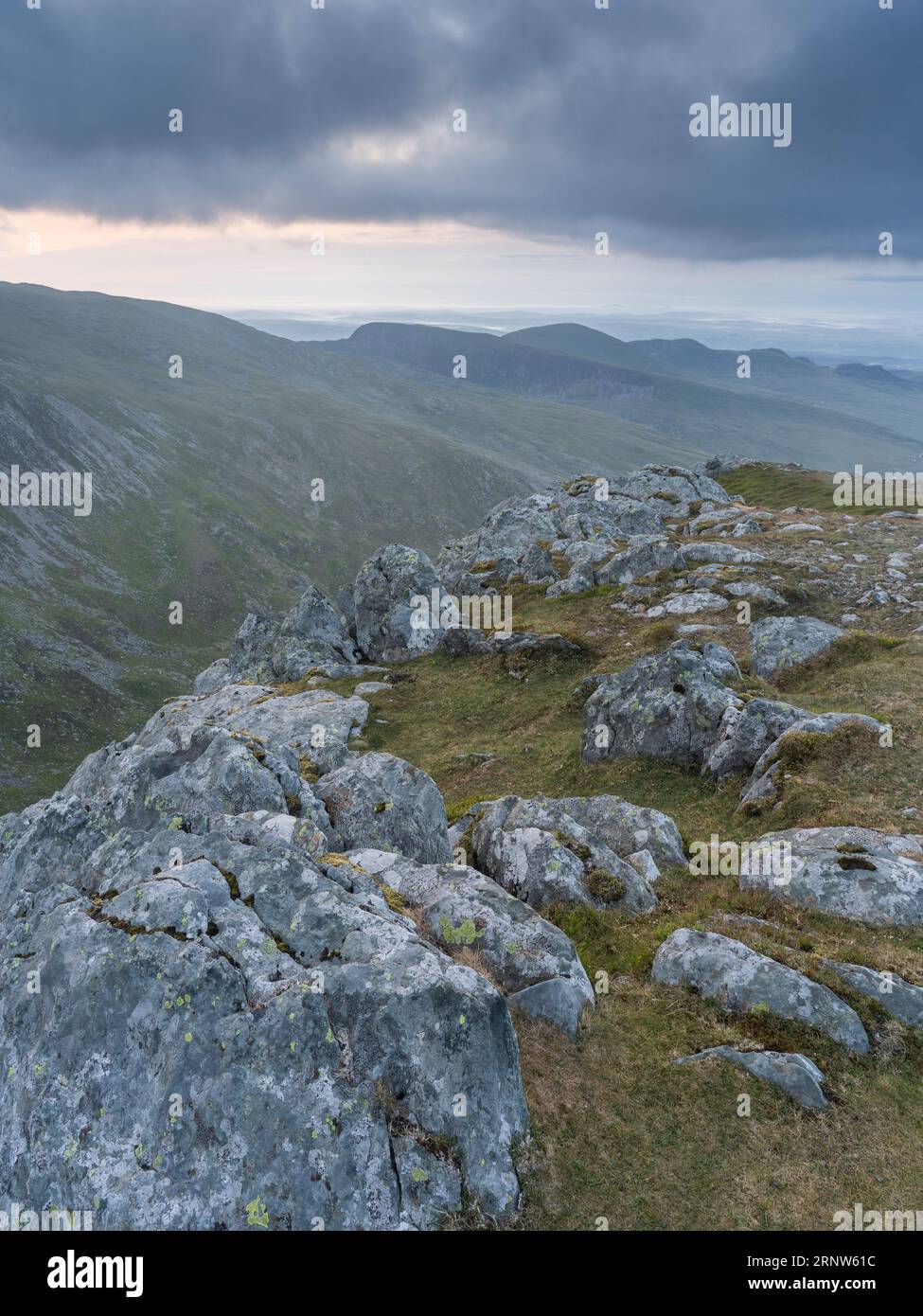 Blick vom Gipfel des Pen yr Ole Wen in den Bergen von Carneddau, Eryri, Nordwales, Großbritannien Stockfoto