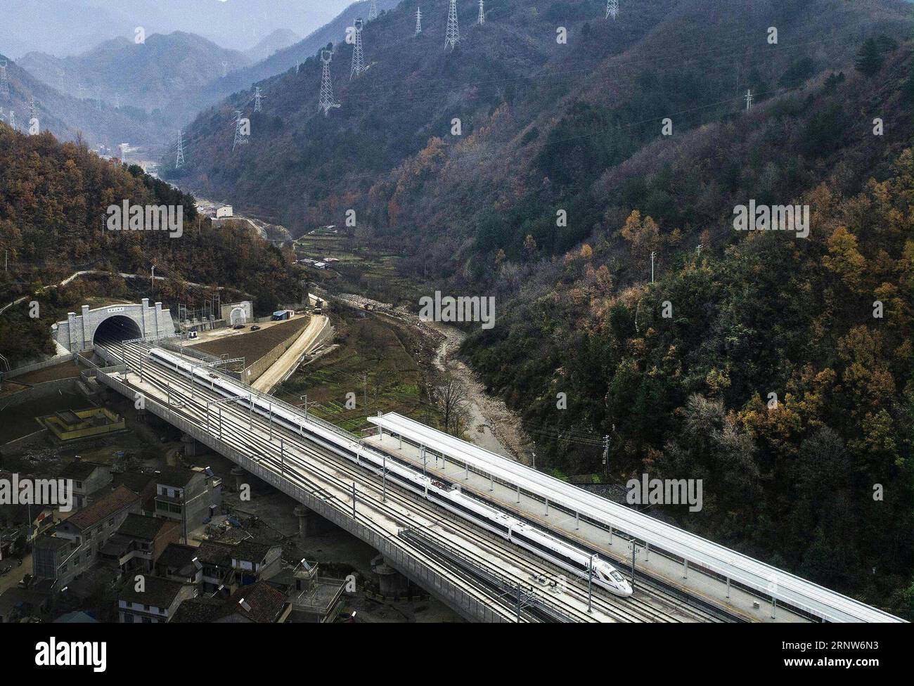 (171205) -- PEKING, 5. Dezember 2017 -- Foto aufgenommen am 25. November 2017 zeigt den Bahnhof Foping der Hochgeschwindigkeitsbahn Xi an-Chengdu in der nordwestlichen chinesischen Provinz Shaanxi. Die Xi an-Chengdu-Strecke ist Chinas erste Eisenbahnstrecke, die durch die Qinling-Berge führt, die die natürliche Grenze zwischen Nord- und Südchina bilden. Sie wird am 6. Dezember in Betrieb genommen. )(mcg) CHINA-XI AN-CHENGDU RAILWAY-AERIAL VIEW (CN) TaoxMing PUBLICATIONxNOTxINxCHN Stockfoto