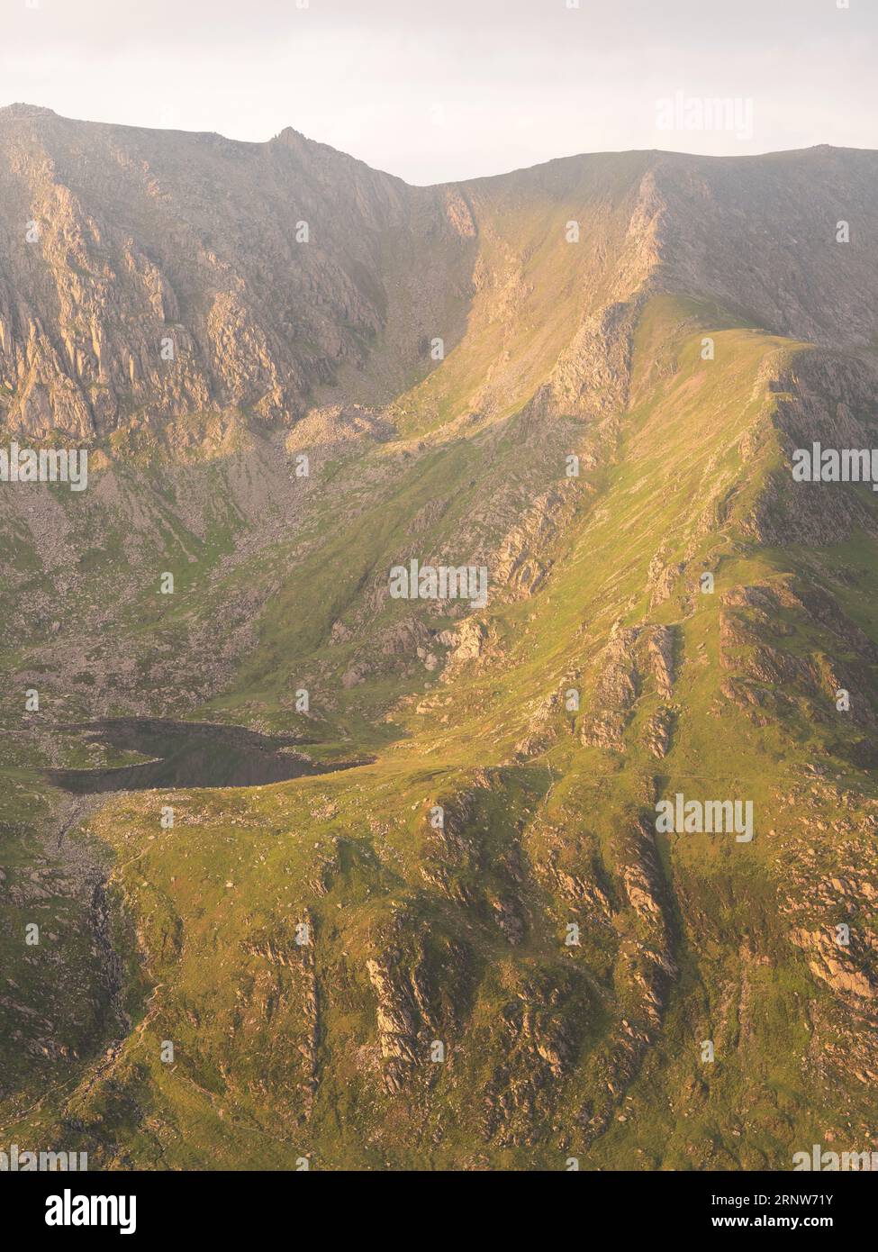 Blick vom Gipfel des Pen yr Ole Wen in den Bergen von Carneddau, Eryri, Nordwales, Großbritannien Stockfoto