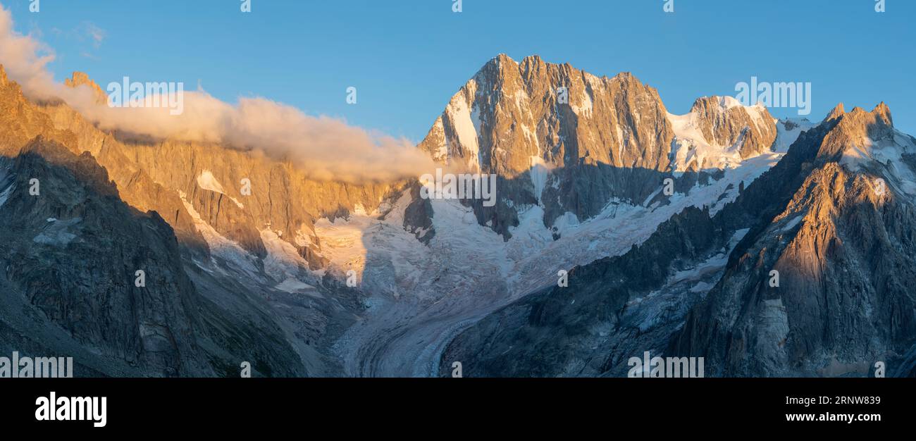 Das Panorama des Grand Jorasses Massivs im Abendlicht. Stockfoto