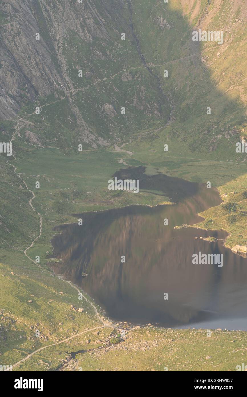 Blick vom Gipfel des Pen yr Ole Wen in den Bergen von Carneddau, Eryri, Nordwales, Großbritannien Stockfoto