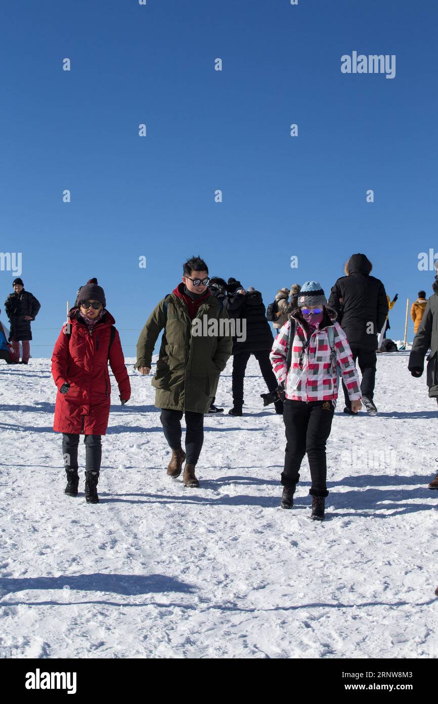 (171208) -- INTERLAKEN, 8. Dezember 2017 -- Menschen besuchen die Jungfrau Region, Interlaken, Schweiz, 7. Dezember 2017. Ein chinesischer Tourismusbeamter sagte am Donnerstag, dass es in den ersten drei Quartalen dieses Jahres mehr als 1,2 Millionen wechselseitige Besuche zwischen China und der Schweiz gegeben habe, was im Vergleich zum gleichen Zeitraum des letzten Jahres um 12 Prozent zugenommen habe. ) (zcc) SCHWEIZ-INTERLAKEN-CHINA-TOURISMUS XuxJinquan PUBLICATIONxNOTxINxCHN Stockfoto