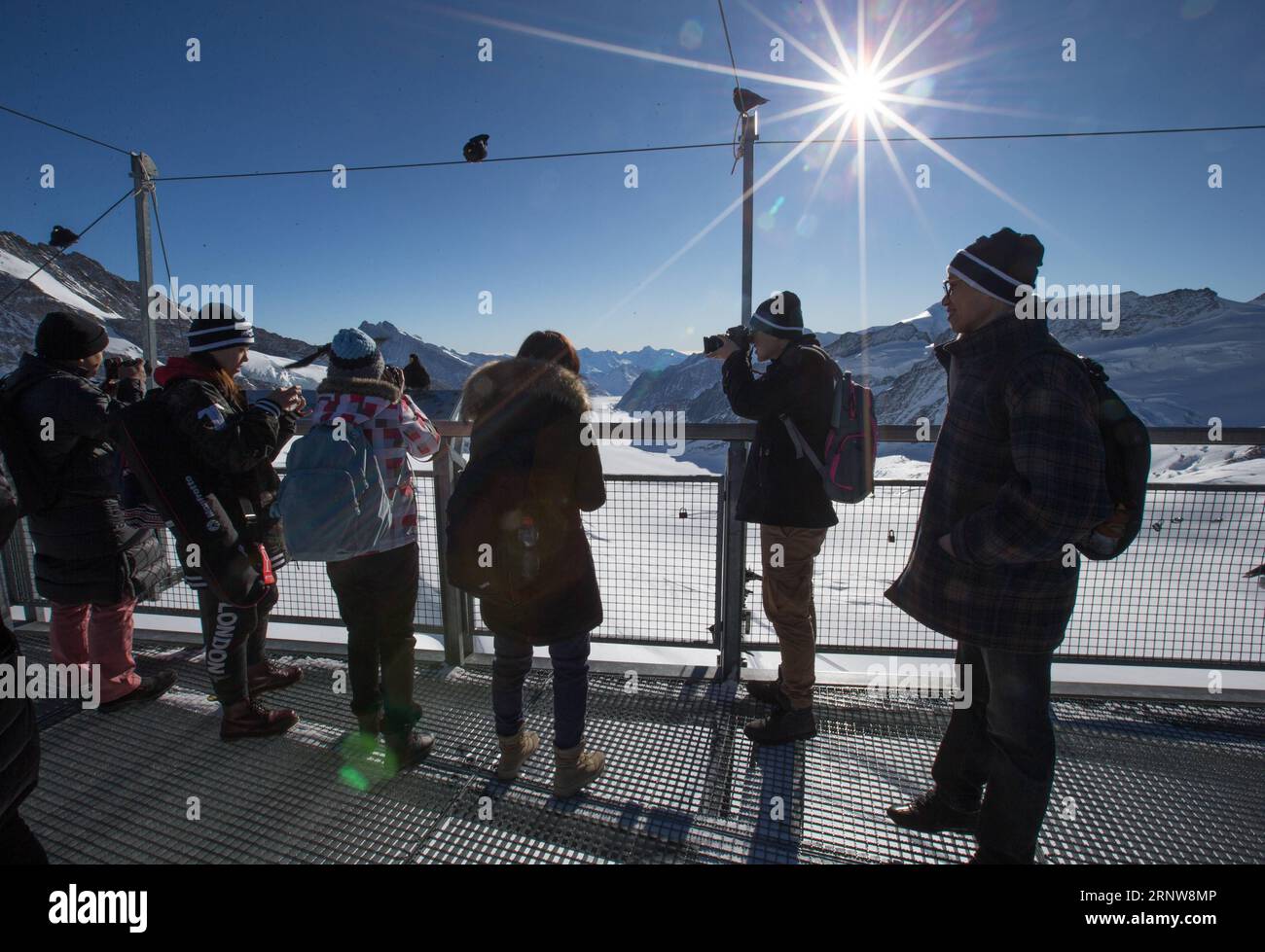 (171208) -- INTERLAKEN, 8. Dezember 2017 -- Menschen besuchen die Jungfrau Region, Interlaken, Schweiz, 7. Dezember 2017. Ein chinesischer Tourismusbeamter sagte am Donnerstag, dass es in den ersten drei Quartalen dieses Jahres mehr als 1,2 Millionen wechselseitige Besuche zwischen China und der Schweiz gegeben habe, was im Vergleich zum gleichen Zeitraum des letzten Jahres um 12 Prozent zugenommen habe. ) (zcc) SCHWEIZ-INTERLAKEN-CHINA-TOURISMUS XuxJinquan PUBLICATIONxNOTxINxCHN Stockfoto