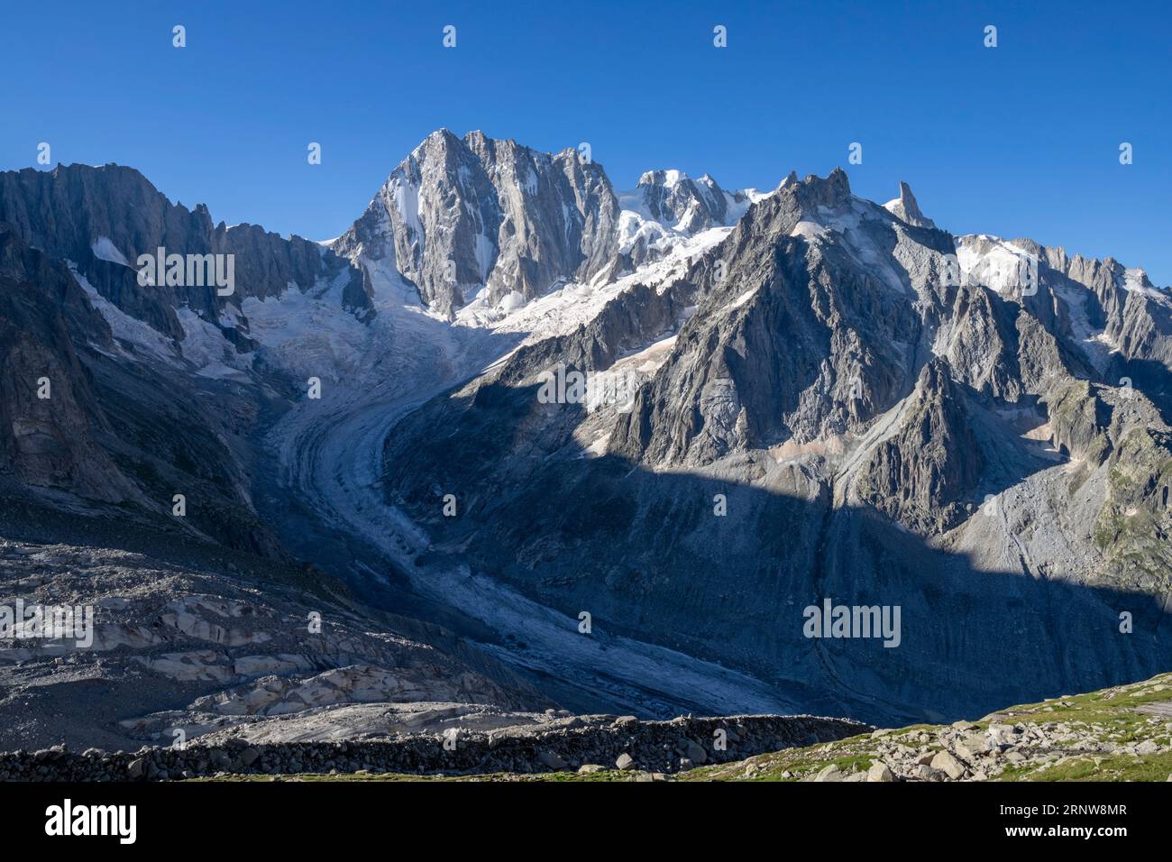 Das Grand Jorasses-Massiv und der Glacier de Leschaux im Abendlicht. Stockfoto