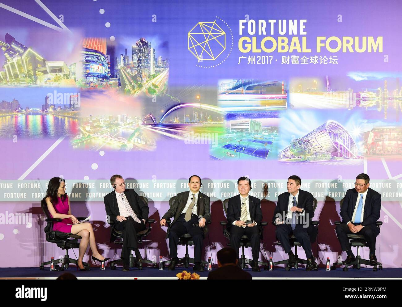 (171208) -- GUANGZHOU, 8. Dezember 2017 -- Gäste besuchen ein Unterforum mit dem Titel Staatsunternehmen in China: Fortschritt und Aussichten während des Fortune Global Forums in Guangzhou, der Hauptstadt der südchinesischen Provinz Guangdong, am 8. Dezember 2017. Das Fortune Global Forum fand vom 6. Bis 8. Dezember in Guangzhou statt. )(mcg) CHINA-GUANGZHOU-FORTUNE GLOBAL FORUM (CN) LiuxDawei PUBLICATIONxNOTxINxCHN Stockfoto