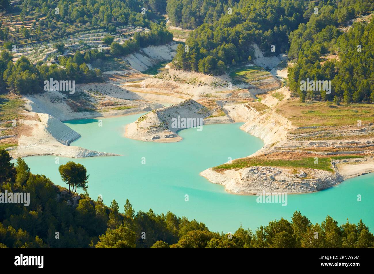Guadalest Reservoir bei Sonnenuntergang mit seinem charakteristischen türkisfarbenen Wasser (Castell de Guadalest, Marina Baixa, Alicante, Valencian Community, Spanien) Stockfoto