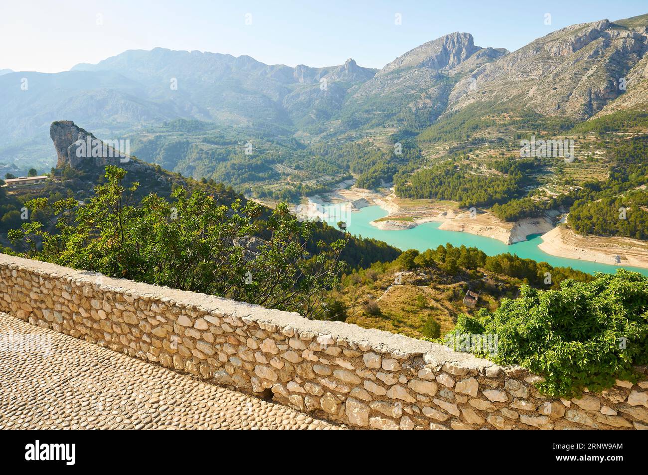 Guadalest Reservoir bei Sonnenuntergang mit seinem charakteristischen türkisfarbenen Wasser (Castell de Guadalest, Marina Baixa, Alicante, Valencian Community, Spanien) Stockfoto