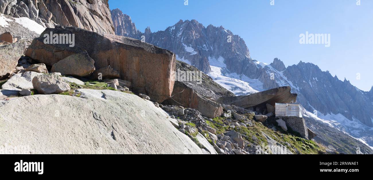 Das Panorama mit dem alten Chalet Refuge du Couvercle über den Gletscher Mer de Glace. Stockfoto