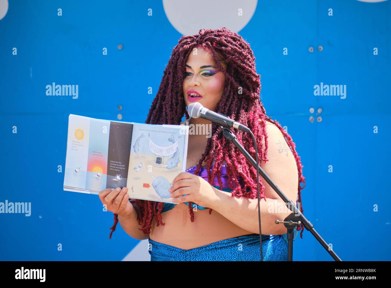 Local Drag Queen Elle Noir Doing Story Time Teil der Drag Show Performance auf Halifax Boardwalk, September 2023 Stockfoto