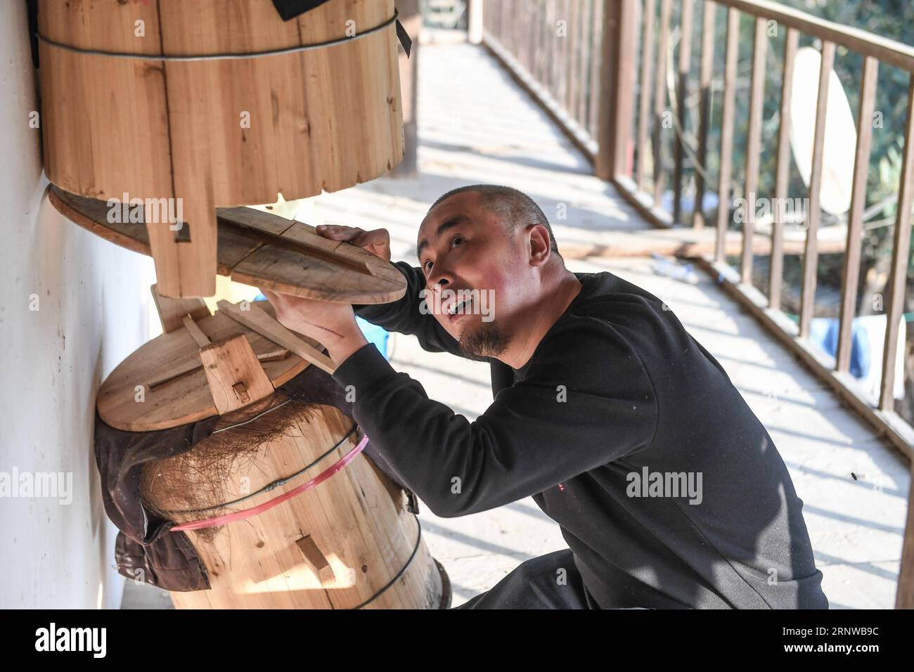 (171212) -- NANCHANG, 12. Dezember 2017 -- Jiang Jinchun kontrolliert die Honigwaben, die natürlichen Honig produzieren, zum Verkauf im Zaotian Village im Kreis Hengfeng, ostchinesische Provinz Jiangxi, 7. Dezember 2017. Jiang Jinchun, ein 39-jähriger Bauer in der realen Welt, ist auch Bruder Jiang, der Live-Übertragungen durchführt und über 1,8 Millionen Fans im Internet besitzt. Anders als diejenigen, die ihre Talente oder Schönheit online zeigen, sendet Jiang sein Leben im Dorf, einschließlich der Landschaft, der landwirtschaftlichen Produkte und des Wandels seiner Heimatstadt. Diese Praxis hat ihm viele Kunden gebracht, die es sind Stockfoto