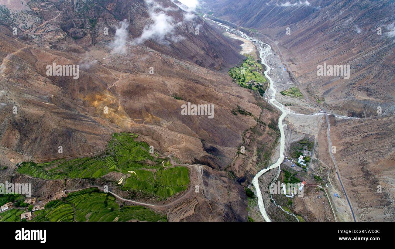 (171214) -- PEKING, 14. Dezember 2017 -- Foto aufgenommen am 25. Juni 2017 zeigt die Vogelperspektive des Lengqu Flusses im Baxoi County, südwestchinesische Autonome Region Tibet. Die Fotos von Seen und Flüssen aus verschiedenen Teilen Chinas zeigen die Schönheit der Natur. ) LB) CHINA-FLÜSSE UND SEEN-LUFTAUFNAHME (CN) JinxLiwang PUBLICATIONxNOTxINxCHN Stockfoto