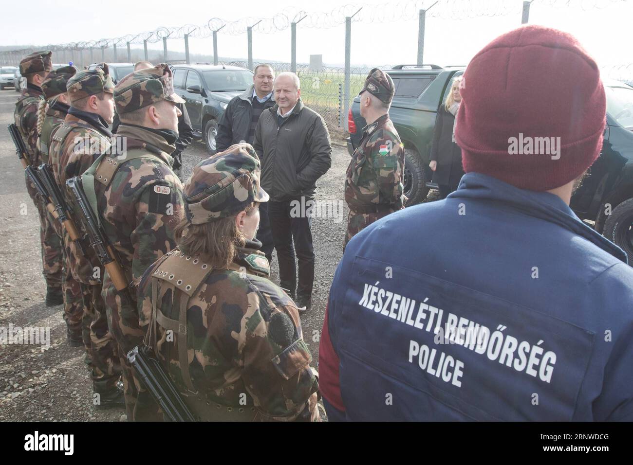 (171215) -- HERCEGSZANTO, 15. Dezember 2017 -- der ungarische Verteidigungsminister Istvan Simicsko (Back, C)inspiziert die Soldaten und Polizisten, die am 14. Dezember 2017 entlang der Grenze zwischen Ungarn und Serbien bei Hercegszanto, Ungarn, patrouillieren. ) (Djj) HUNGARY-HERCEGSZANTO-BORDER AttilaxVolgyi PUBLICATIONxNOTxINxCHN Stockfoto