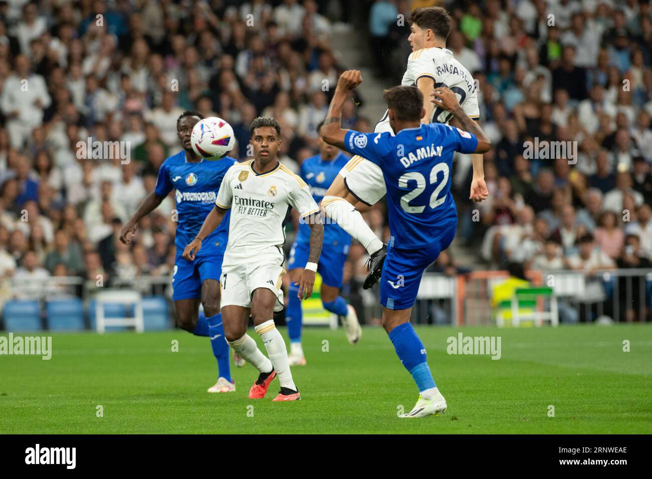 2. September 2023; Santiago Bernabeu Stadium, Madrid, Spanien, Spanish La Liga Football, Real Madrid versus Getafe; Fran Garcia legt den hohen Ball gegen Su&#xe1;rez of Getafe Credit: Action Plus Sports Images/Alamy Live News Stockfoto