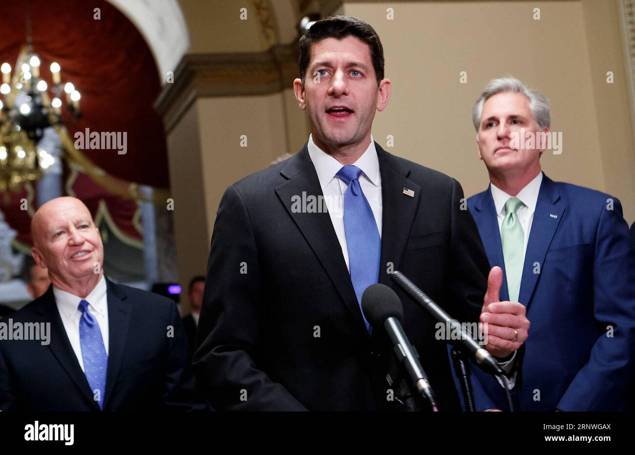 (171219) -- WASHINGTON, 19. Dezember 2017 -- der Sprecher des US-Repräsentantenhauses Paul Ryan (C) spricht während einer Pressekonferenz, nachdem das Repräsentantenhaus am 19. Dezember 2017 das Steuergesetz auf dem Capitol Hill in Washington D.C., den Vereinigten Staaten, verabschiedet hatte. Das US-Repräsentantenhaus wird am Mittwoch erneut über das republikanische Steuergesetz abstimmen müssen, da einige Bestimmungen des Gesetzes nicht den Haushaltsregeln des Senats entsprachen. Der Parlamentarier des Senats hat darauf hingewiesen, dass drei Bestimmungen des republikanischen Steuergesetzes, die am Dienstagnachmittag im Repräsentantenhaus verabschiedet wurden, gegen die sogenannte Byrd-Regel verstoßen, so Bernie Sanders. Stockfoto